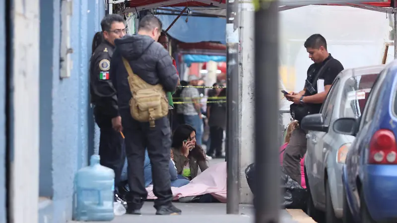 Asesinan a balazos a un hombre en la Morelos; tres más resultaron lesionados